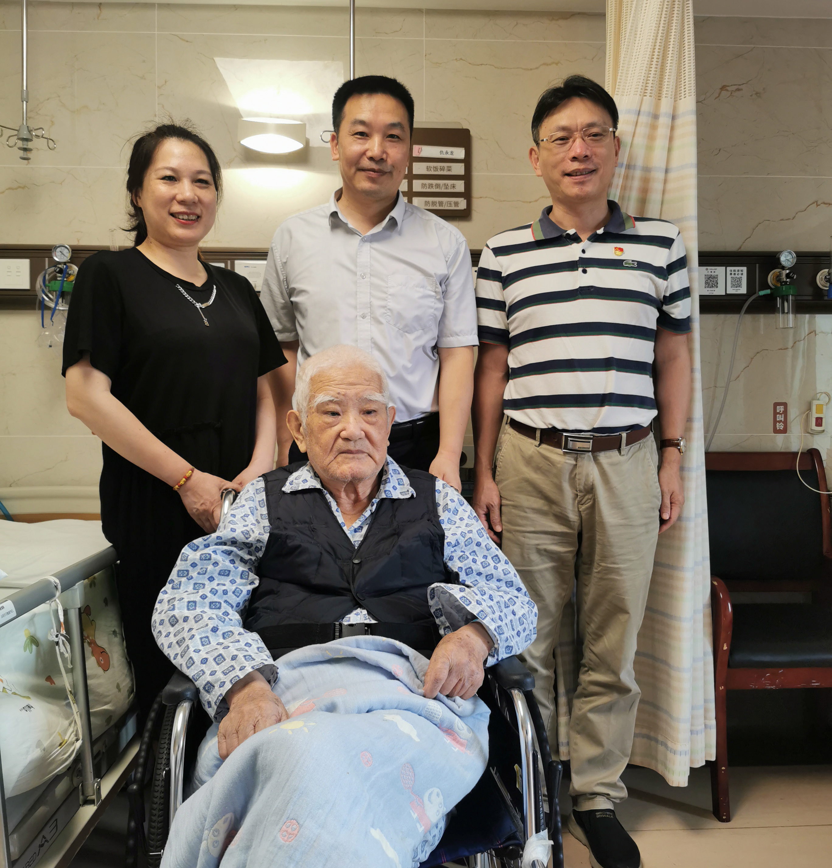 采芝林药业陪同市委老干局慰问公司离休干部